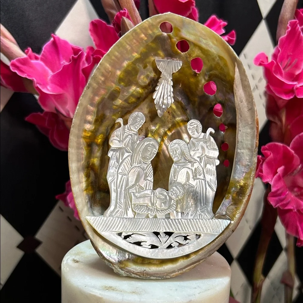 Mother-of-Pearl Nativity Scene Shell – Hand-Carved Sacred Elegance| Abalone - Picture 9 of 16